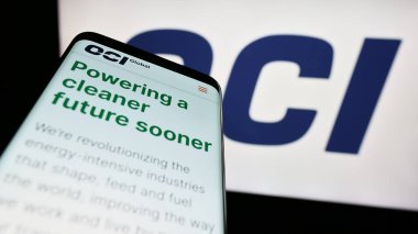 Stuttgart, Almanya - 07-22-2023: Hollandalı kimya şirketi OCI NV 'nin internet sayfası ile cep telefonu iş logosu önünde ekranda. Telefon ekranının sol üst kısmına odaklan.