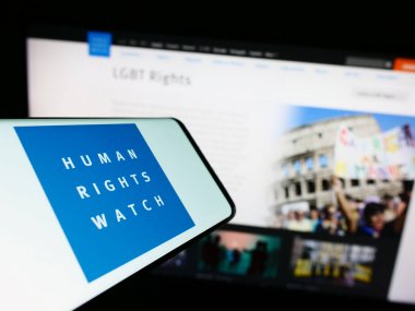 Stuttgart, Almanya - 07-22-2023: İnternet sitesi önünde ekranda İnsan Hakları İzleme Örgütü (HRW) logosu bulunan cep telefonu. Telefon ekranının merkez sağına odaklan.