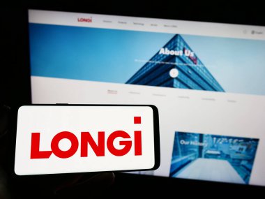 Stuttgart, Almanya - 07-22-2023: LONGi Green Energy Technology Co. Ltd. şirketinin logosuna sahip kişi web sitesinin önünde ekranda. Telefon ekranına odaklan.