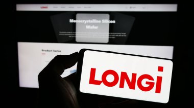 Stuttgart, Almanya - 07-22-2023: LONGi Green Energy Technology Co. Ltd. şirketinin logosuyla cep telefonu sahibi kişi web sayfasının önünde ekranda. Telefon ekranına odaklan.