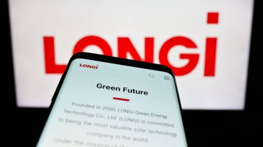Stuttgart, Almanya - 07-22-2023: Logo önündeki ekranda LONGi Green Energy Co. Ltd. şirketinin web sayfası ile cep telefonu. Telefon ekranının sol üst kısmına odaklan.