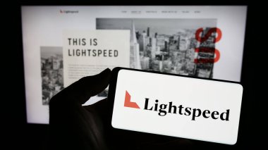 Stuttgart, Almanya - 07-22-2023: ABD 'li yatırım şirketi Lightspeed Venture Partners' ın logosunun bulunduğu cep telefonu web sayfası önünde ekranda. Telefon ekranına odaklan.