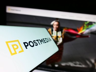 Stuttgart, Almanya - 07-21-2023: İş dünyası web sitesi önünde ekranda, medya şirketi Postmedia Canada Corp. 'un logosuna sahip akıllı telefon. Telefon ekranının soluna odaklan.