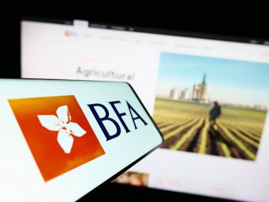 Stuttgart, Almanya - 07-21-2023: Finans şirketi Banco de Fomento Angola 'nın (BFA) logosunu taşıyan cep telefonu iş sitesinin önünde ekranda. Telefon ekranının merkezine odaklan.