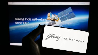 Stuttgart, Almanya - 07-21-2023: Hint şirketi Godrej ve Boyce Mfg 'in logosuna sahip kişi. Ortak Ltd. Web sitesinin önünde ekranda. Telefon ekranına odaklan.
