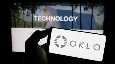 Stuttgart, Almanya - 07-21-2023: ABD 'li fizyon reaktörü şirketi Oklo Inc.' nin logosuyla cep telefonu sahibi kişi iş sayfasının önünde ekranda. Telefon ekranına odaklan.