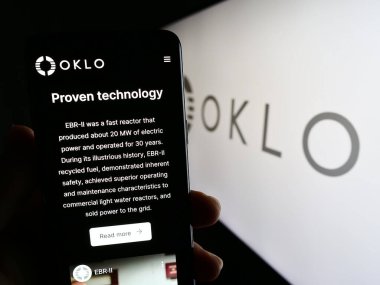 Stuttgart, Almanya - 07-21-2023: ABD 'li fizyon reaktörü şirketi Oklo Inc.' in web sayfası olan cep telefonu logonun önünde ekranda. Telefon ekranının merkezine odaklan.