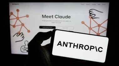 Stuttgart, Almanya - 07-21-2023: ABD 'li yapay istihbarat şirketi Anthropic PBC' nin logosunun bulunduğu cep telefonu web sayfası önünde duruyor. Telefon ekranına odaklan.
