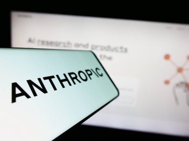 Stuttgart, Almanya - 07-21-2023: İnternet sitesi önünde ekranda ABD 'li yapay istihbarat şirketi Anthropic PBC' nin logosuna sahip akıllı telefon. Telefon ekranının merkez soluna odaklan.
