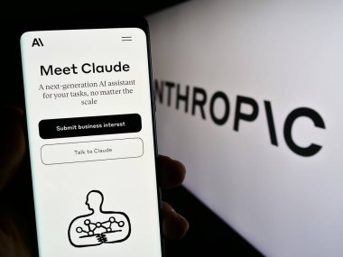 Stuttgart, Almanya - 07-21-2023: ABD 'li yapay zeka şirketi Anthropic PBC' nin web sayfası bulunan cep telefonu logolu kişi. Telefon ekranının merkezine odaklan.
