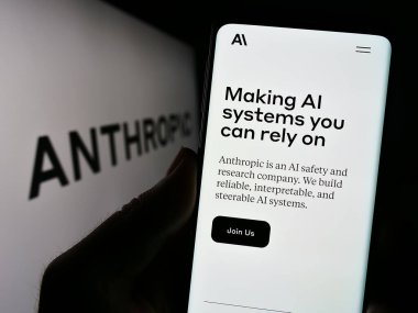 Stuttgart, Almanya - 07-21-2023: ABD 'li yapay zeka şirketi Anthropic PBC' nin web sayfası olan akıllı telefonu logolu kişi ekranda. Telefon ekranının merkezine odaklan.
