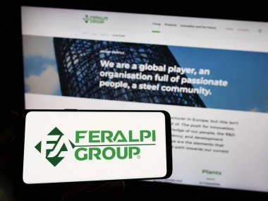 Stuttgart, Almanya - 07-21-2023: İtalyan çelik şirketi Feralpi Group 'un logosunu taşıyan kişi web sitesinin önünde ekranda. Telefon ekranına odaklan.