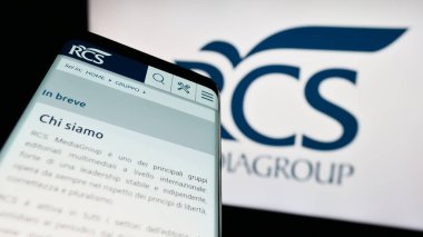 Stuttgart, Almanya - 07-21-2023: İtalyan medya şirketi RCS MediaGroup S.P.A. 'nın web sayfası ile birlikte cep telefonu iş logosu önünde ekranda. Telefon ekranının sol üst kısmına odaklan.