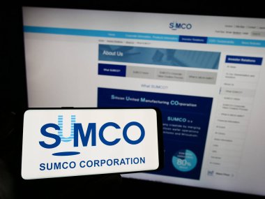 Stuttgart, Almanya - 07-21-2023: Japon yarı iletken şirketi SUMCO Corporation 'ın logosunun bulunduğu cep telefonu web sayfası önünde ekranda. Telefon ekranına odaklan.