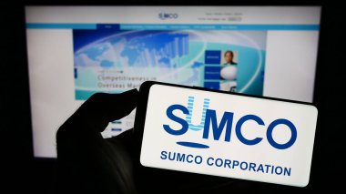 Stuttgart, Almanya - 07-21-2023: Japon yarı iletken şirketi SUMCO Corporation 'ın logosunun bulunduğu cep telefonu web sayfası önünde ekranda. Telefon ekranına odaklan.