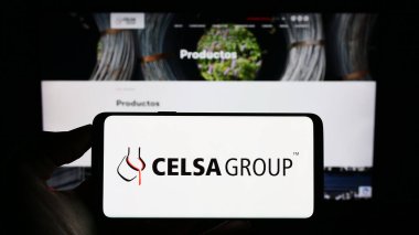 Stuttgart, Almanya - 07-21-2023: İspanyol çelik şirketi CELSA Group 'un logosuyla cep telefonu sahibi kişi iş sayfasının önünde ekranda. Telefon ekranına odaklan.