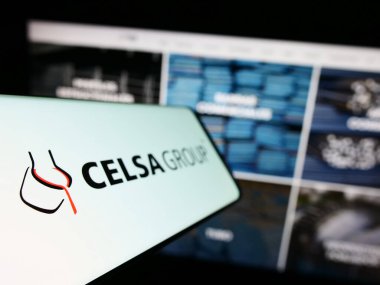 Stuttgart, Almanya - 07-21-2023: İspanyol çelik şirketi CELSA Group 'un logosunun yer aldığı cep telefonu iş sitesinin önünde ekranda. Telefon ekranının soluna odaklan.