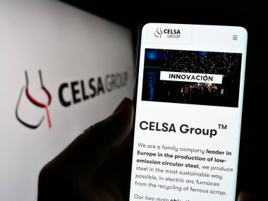 Stuttgart, Almanya - 07-21-2023: İspanyol çelik şirketi CELSA Group 'un web sitesi olan cep telefonu logosu önünde ekranda. Telefon ekranının merkezine odaklan.