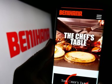 Stuttgart, Almanya - 07-19-2023: ABD 'li restoran şirketi Benihana Inc.' in internet sayfası olan cep telefonu logonun önünde ekranda. Telefon ekranının merkezine odaklan.