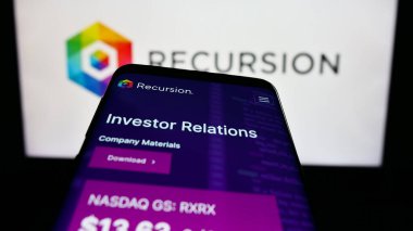 Stuttgart, Almanya - 07-19-2023: ABD 'li Recursion Pharmaceuticals Inc.' in web sayfası iş logosu önünde ekranda. Telefon ekranının sol üst kısmına odaklan.