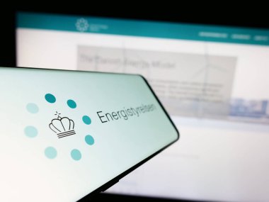Stuttgart, Almanya - 07-19-2023: İnternet sitesinin önündeki ekranda Danimarkalı enerji kuruluşu Energistyrelsen 'in logosunun olduğu cep telefonu. Telefon ekranının merkez soluna odaklan.