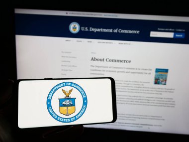 Stuttgart, Almanya - 07-15-2023: ABD Ticaret Bakanlığı 'nın (DOC) mührünü taşıyan kişi web sitesi önünde ekranda. Telefon ekranına odaklan.