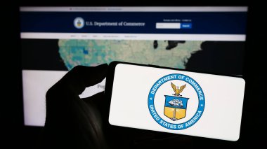 Stuttgart, Almanya - 07-15-2023: ABD Ticaret Bakanlığı 'nın (DOC) mührünü taşıyan kişi web sayfası önünde ekranda. Telefon ekranına odaklan.