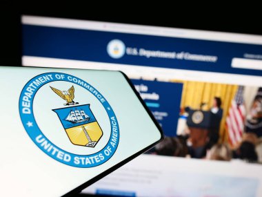 Stuttgart, Almanya - 07-15-2023: Sitenin önünde ABD Ticaret Bakanlığı (DOC) mührü bulunan akıllı telefon. Telefon ekranının merkezine odaklan.