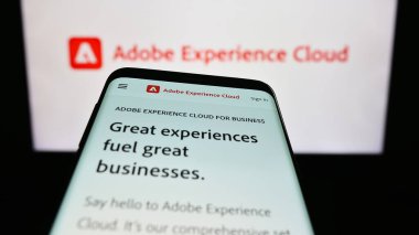 Stuttgart, Almanya - 07-15-2023: İş logosu önünde Adobe Experience Cloud (AEC) yazılım ürünü web siteli akıllı telefon. Telefon ekranının sol üst kısmına odaklan.