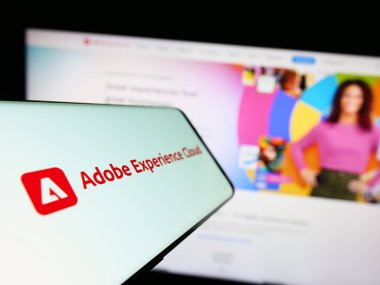 Stuttgart, Almanya - 07-15-2023: İnternet sitesinin önünde üzerinde Adobe Experience Cloud (AEC) yazılım ürünü logosu bulunan cep telefonu. Telefon ekranının merkez soluna odaklan.