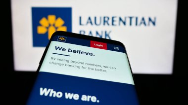 Stuttgart, Almanya - 07-15-2023: Finans şirketi Laurentian Bank of Canada 'nın (LBC) internet sitesiyle birlikte logo önünde cep telefonu. Telefon ekranının sol üst kısmına odaklan.