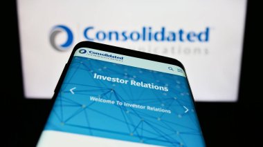 Stuttgart, Almanya - 07-15-2023: Logo önündeki ekranda Consolidated Communications Holdings Inc. şirketinin web sitesi ile Smartphone. Telefon ekranının sol üst kısmına odaklan.