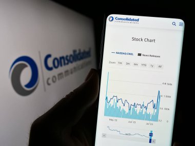 Stuttgart, Almanya - 07-15-2023: Şirket Consolidated Communications Holding Inc. 'nin web sayfası ile cep telefonu tutan kişi logo ile ekranda. Telefon ekranının merkezine odaklan.