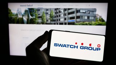 Stuttgart, Almanya - 07-15-2023: İsviçreli şirket The Swatch Group Ltd. 'nin logosunu taşıyan kişi web sitesinin önünde ekranda. Telefon ekranına odaklan.