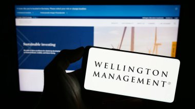 Stuttgart, Almanya - 07-15-2023: Amerikan şirketi Wellington Management Company LLLP 'nin logosunun bulunduğu cep telefonu web sayfası önünde ekranda. Telefon ekranına odaklan.