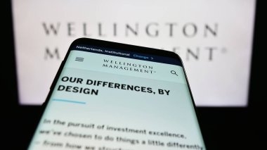Stuttgart, Almanya - 07-15-2023: ABD 'li Wellington Management Company LLLP' nin web sitesi olan cep telefonu iş logosu önünde ekranda. Telefon ekranının sol üst kısmına odaklan.