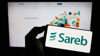 Stuttgart, Almanya - 07-15-2023: İspanyol kötü bankası Sareb 'in logosunun bulunduğu cep telefonu şirketi web sayfası önünde ekranda. Telefon ekranına odaklan.