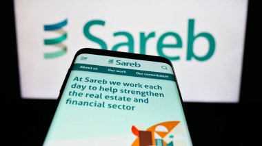 Stuttgart, Almanya - 07-15-2023: İspanyol kötü bankası Sareb 'in web sitesi olan akıllı telefon iş logosu önünde ekranda. Telefon ekranının sol üst kısmına odaklan.