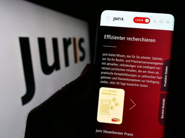 Stuttgart, Almanya - 07-15-2023: Alman hukukçu Juris GmbH 'nin internet sayfası bulunan cep telefonu logolu kişi. Telefon ekranının merkezine odaklan.
