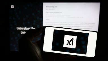 Stuttgart, Almanya - 07-15-2023: ABD 'li yapay zeka şirketi XAI Corp' un logosuna sahip cep telefonu web sayfasının önünde ekranda. Telefon ekranına odaklan.
