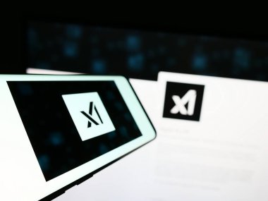 Stuttgart, Almanya - 07-15-2023: Amerikan yapay zeka şirketi XAI Corp 'un logosu olan cep telefonu iş dünyasının web sitesinin önünde ekranda. Telefon ekranının soluna odaklan.