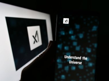 Stuttgart, Almanya - 07-15-2023: ABD 'li yapay zeka şirketi XAI Corp' un web sitesine sahip akıllı telefon sahibi kişi ekranda logolu. Telefon ekranının merkezine odaklan.