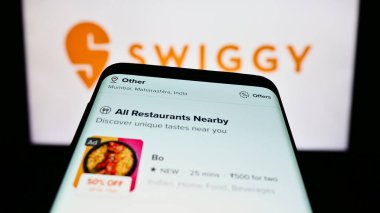 Stuttgart, Almanya - 07-15-2023: Hint gıda dağıtım şirketi Swiggy 'nin internet sayfalı cep telefonu iş logosu önünde ekranda. Telefon ekranının sol üst kısmına odaklan.