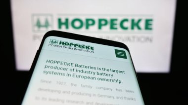 Stuttgart, Almanya - 07-15-2023: Alman Accumulatorenwerke Hoppecke şirketinin web sitesi olan cep telefonu iş logosu önünde ekranda. Telefon ekranının sol üst kısmına odaklan.