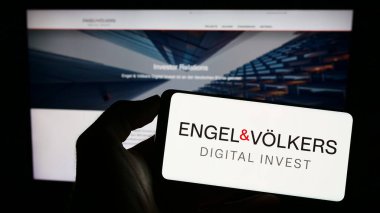 Stuttgart, Almanya - 07-15-2023: Alman emlak şirketi EV Digital Invest AG 'nin logosunun bulunduğu cep telefonu web sayfası önünde ekranda. Telefon ekranına odaklan.