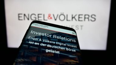 Stuttgart, Almanya - 07-15-2023: Alman emlak şirketi EV Digital Invest AG 'nin web siteli akıllı telefon logonun önünde ekranda. Telefon ekranının sol üst kısmına odaklan.