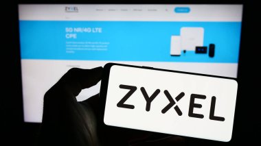 Stuttgart, Almanya - 07-14-2023: Zyxel Communications Corporation şirketinin logosuyla cep telefonu sahibi kişi iş sayfasının önünde ekranda. Telefon ekranına odaklan.