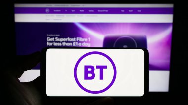 Stuttgart, Almanya - 07-14-2023: İngiliz telekomünikasyon şirketi BT Group plc 'nin logosunun bulunduğu cep telefonu web sayfası önünde ekranda. Telefon ekranına odaklan.