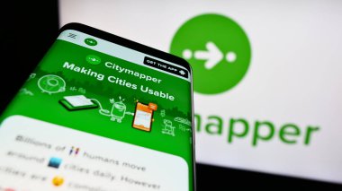Stuttgart, Almanya - 07-14-2023: Toplu taşıma uygulaması şirketi Citymapper Limited 'in web sayfalı cep telefonu logonun önünde ekranda. Telefon ekranının sol üst kısmına odaklan.
