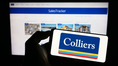Stuttgart, Almanya - 07-14-2023: Colliers International Group Inc. şirketinin logosunun bulunduğu cep telefonu web sayfası önünde ekranda. Telefon ekranına odaklan.